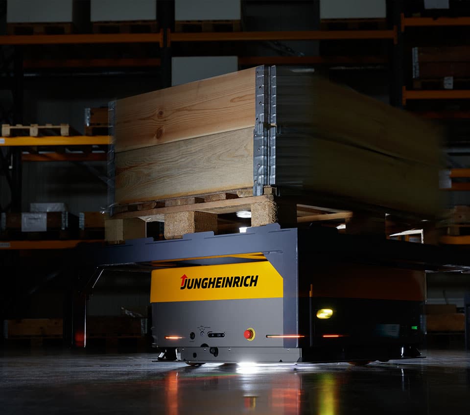 Arculus Roboter transportiert Holzkiste